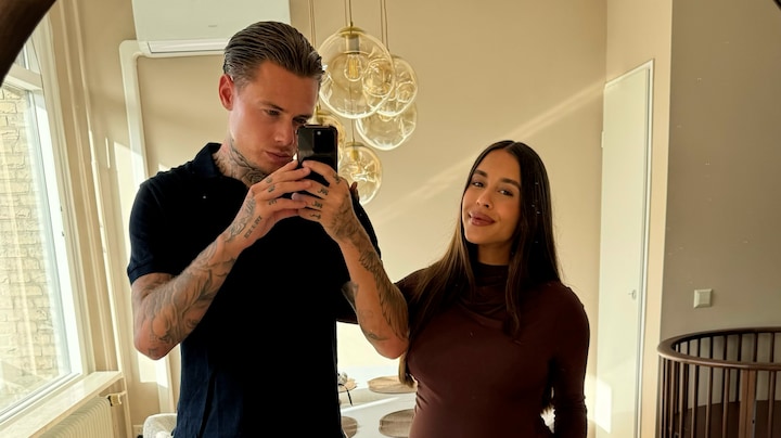 Naomi en Jay hinten op toekomstige bruiloft
