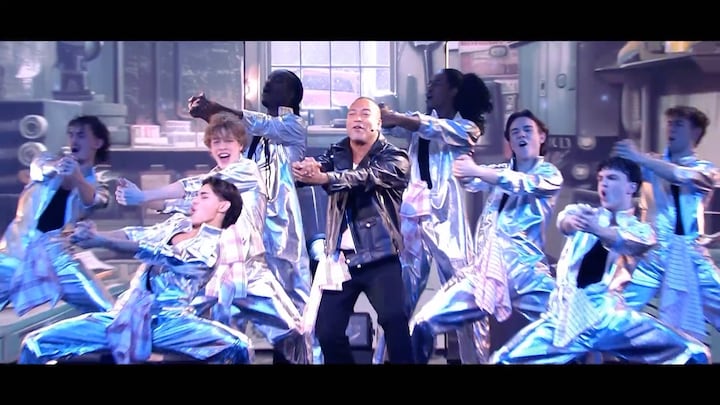 Everon Jackson Hooi laat moves zien met performance van Greased Lightning