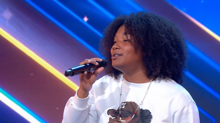 14-jarige Tiyana verbaast jury met zangtalent