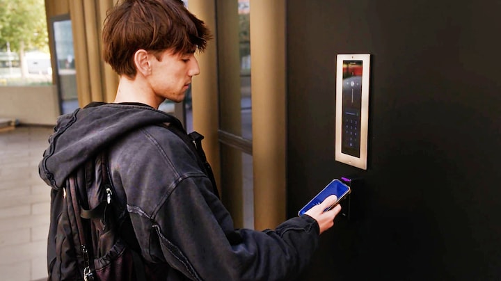 Zonder werkende telefoon komen deze studenten hun huis niet meer in