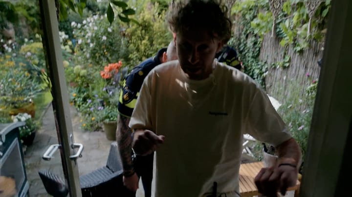 Bevallende kat jaagt Ewout Genemans en agent op de vlucht: 'Ik ga het ook niet doen'