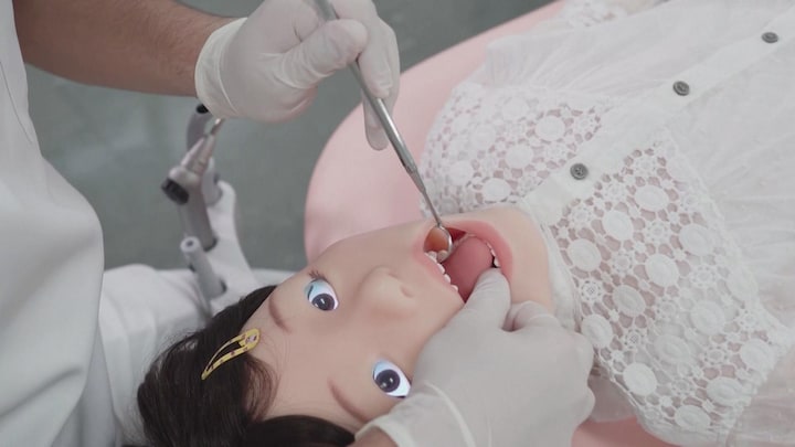 Japanse tandartsen oefenen op krijsende kinderrobot