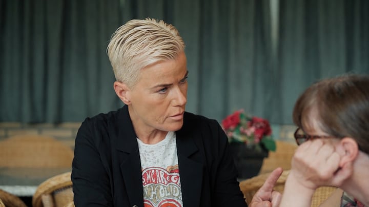 Ellie Lust pakt slachtoffer stevig aan: 'Wat denk je dat er gaat gebeuren?'