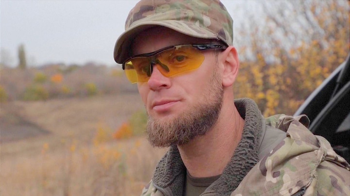 Oleksii brengt gesneuvelde soldaten terug van het slagveld