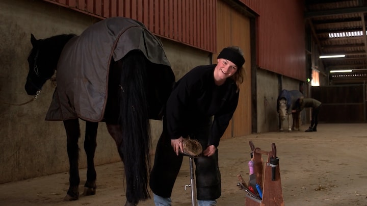 Steeds minder hoefsmeden: 'Lekker salaris, maar wel hard werken'