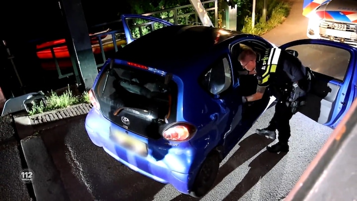 Auto klemgereden na politie-achtervolging