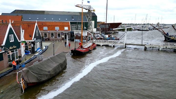 Dronebeeld uit Monnickendam, waar het water extreem hoog staat