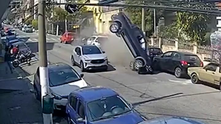 Chauffeur in Brazilië vliegt op hoge snelheid over verkeersdrempel