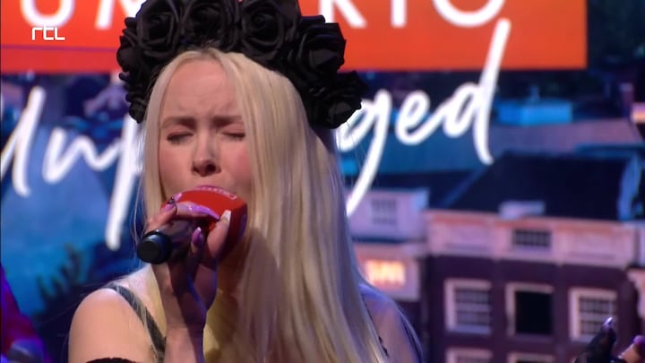 Carmen Luca zingt Rehab van Amy Winehouse