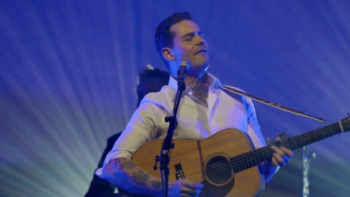 Douwe Bob 'moest dreigen met rechtszaak' om excuus te krijgen van Dilan Yeşilgöz