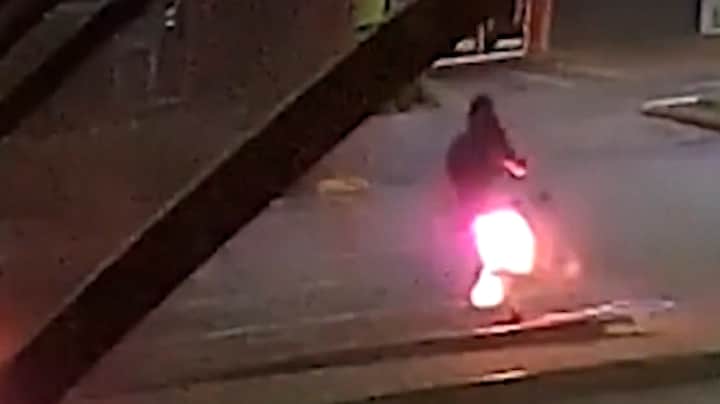 Man vat vlam bij diefstal Australië, rent brandend rond 