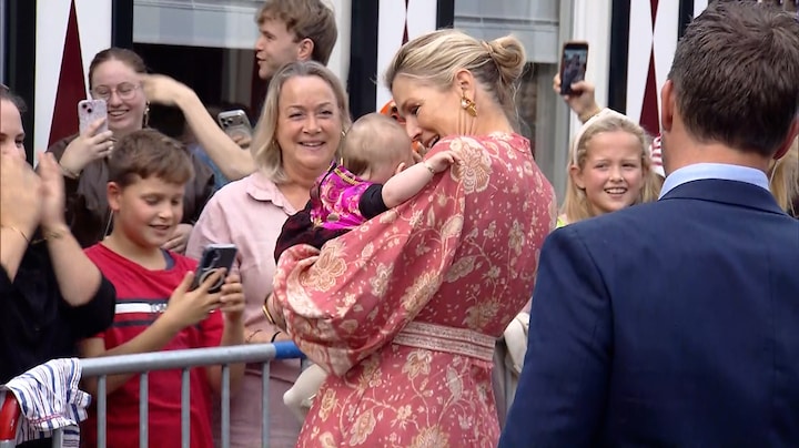 Koningin Máxima krijgt warm onthaal tijdens bezoek aan Urk