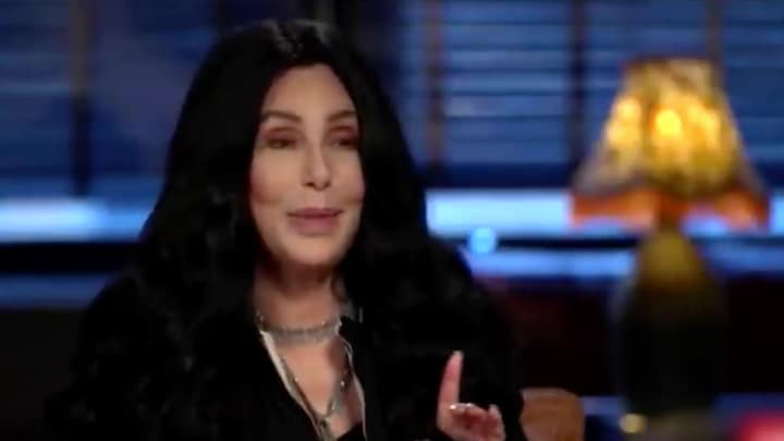 Cher blaast 75 kaarsjes uit en trakteert fans op nieuwe muziek