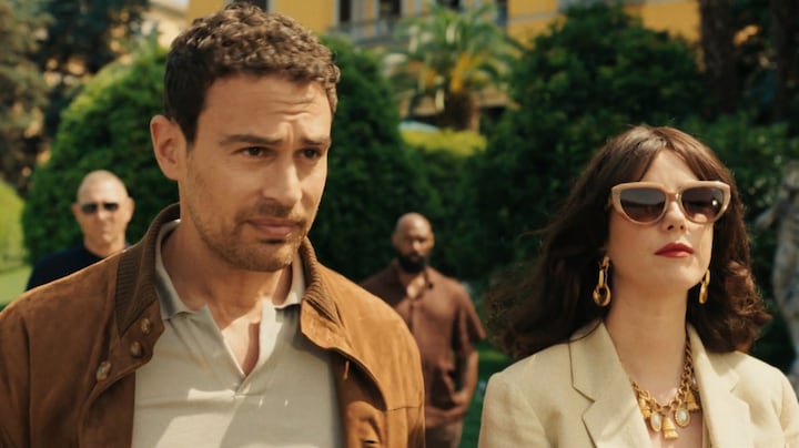 Theo James duikt in The Gentlemen opnieuw keurig gekleed de onderwereld in