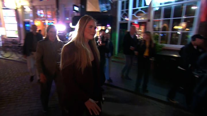 Prinses Amalia overdonderd door drukte op de Zeedijk