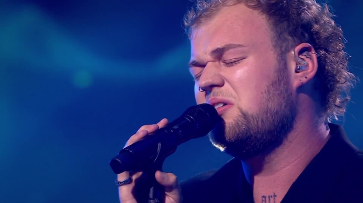 Dave zingt Sam Smith’s ‘Writings On The Wall’ met vriendin als support-act 