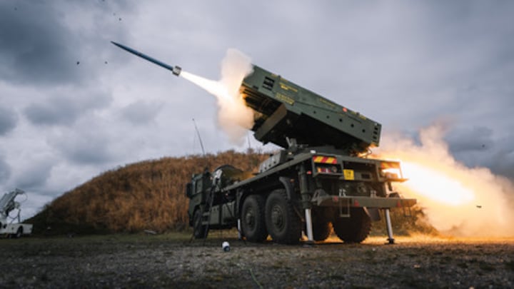 Defensie vuurt op de Afsluitdijk 16 trainingsraketten af