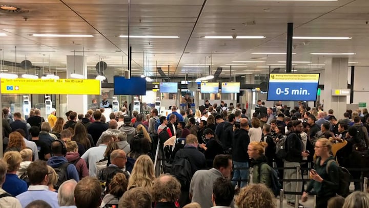 'Schande dat Schiphol honderden vluchten per dag annuleert'