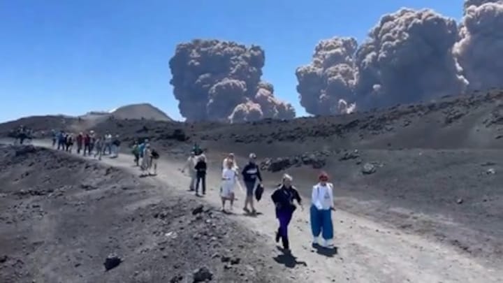 Toeristen rennen in paniek weg van uitgebarsten Etna
