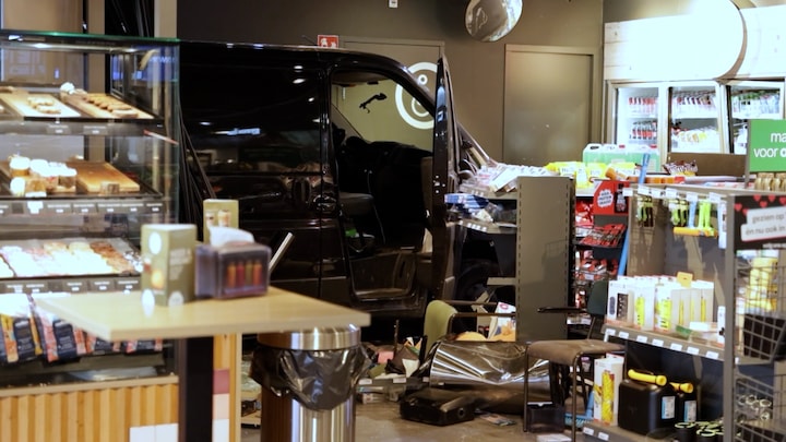 Ravage in tankshop langs A1: vrachtwagen duwt twee bestelbusjes naar binnen