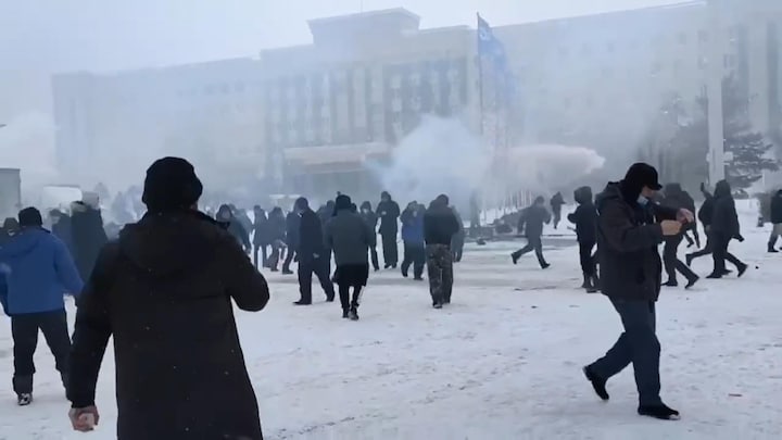 Politieke protesten in Kazachstan: inwoners slaags met leger