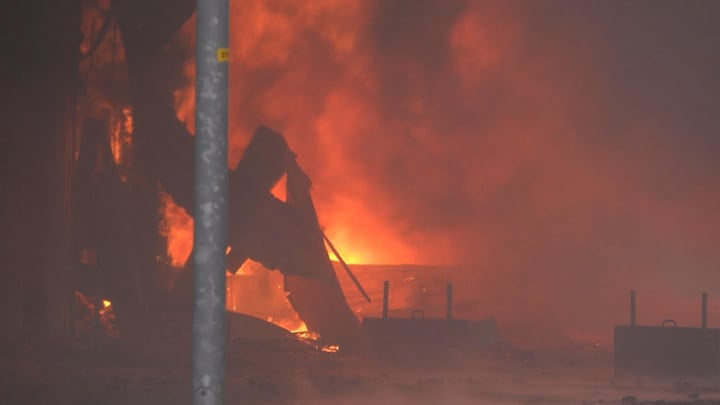 Zeer grote brand in Broek op Langedijk | RTL Nieuws