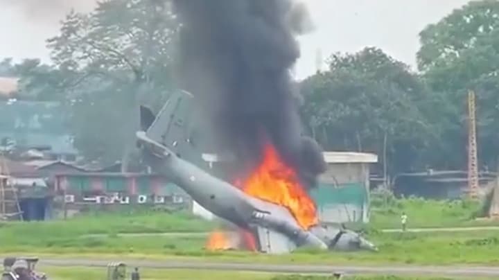 Crash met militair vliegtuig India gefilmd, toestel vliegt in brand tijdens landing