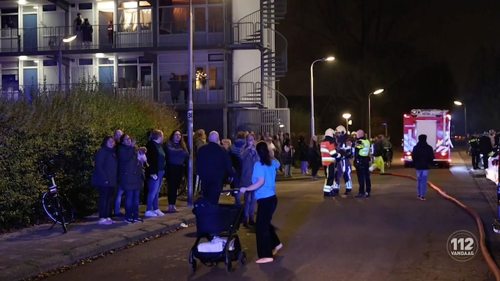 Buurt verzamelt zich massaal rond brandende flat in Leeuwarden, tot ergernis van de brandweer