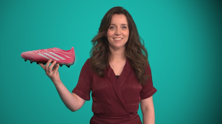 Waarom je op dit WK overal knalroze voetbalschoenen ziet