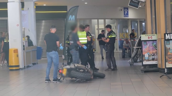     Gewapende dader vlucht voor politie na mishandeling naar winkelcentrum in Enschede
