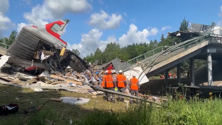 Trein op de kop, weg in stukken: Rusland neemt schade op na ingestorte bruggen