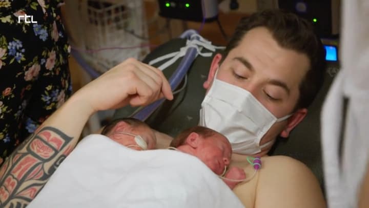 Papa René knuffelt zijn te vroeg geboren tweeling