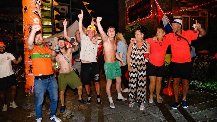 Werken na een nachtelijke WK-wedstrijd: zo doen deze supporters dat