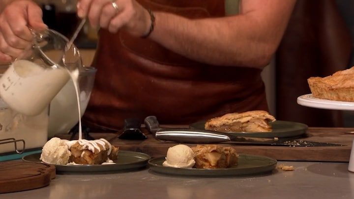 Traditionele New York apple pie met herfstkoffie