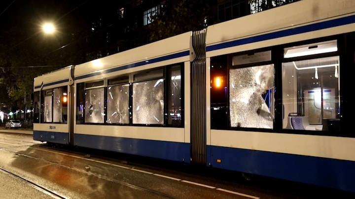 Tram in brand na rellen in Amsterdam