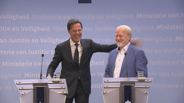Oeps: Rutte schudt hand na afkondigen handenschudverbod