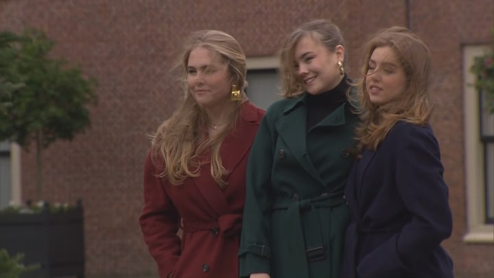 Oranjes poseren voor jaarlijkse winterfotosessie, hondje Mambo ook van de partij