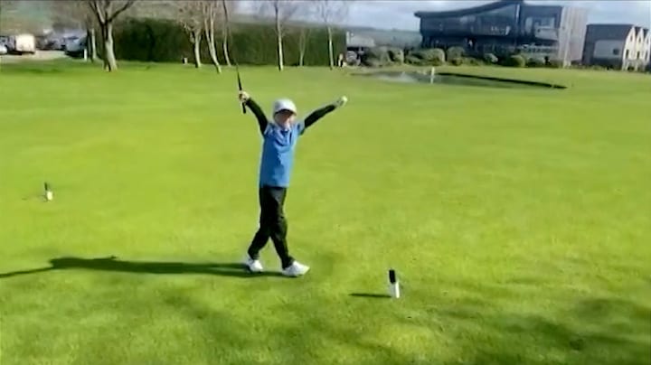 7-jarig Engels jochie slaat hole-in-one