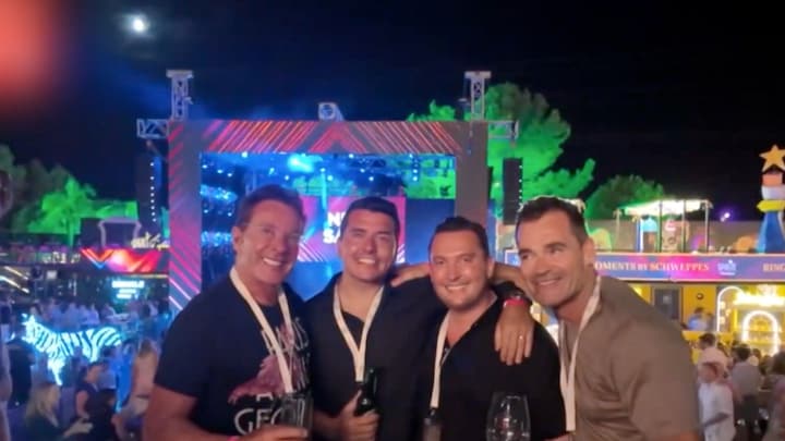 Gerard Joling geniet met vrienden van concert Tom Jones in Marbella