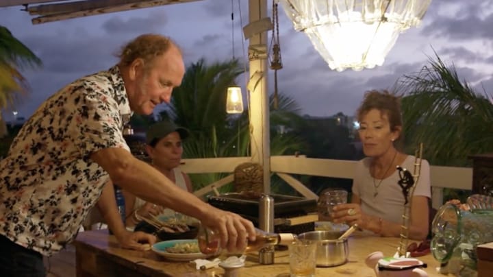 Fred ergert zich groen en geel aan Yvonne na komst Monique in B&B Vol Liefde