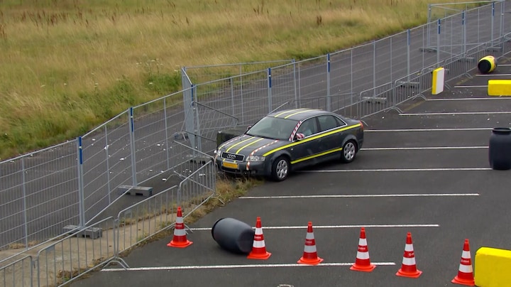 Jamie raakt de controle kwijt en raakt het hek tijdens de circuit-proef.