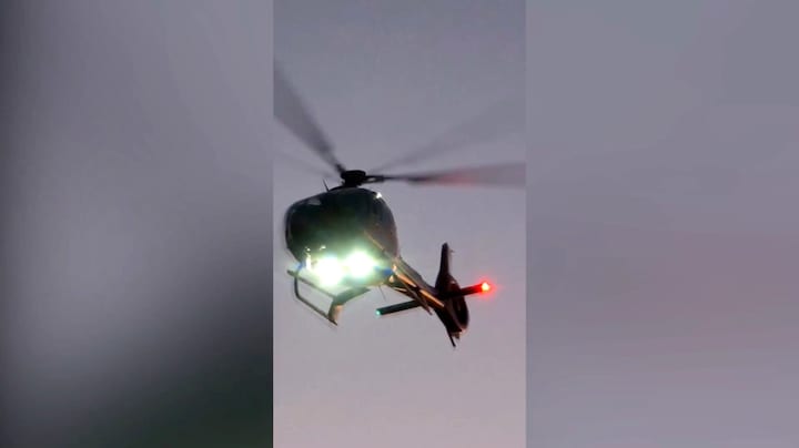Traumahelikopter crasht op snelweg Californië, inzittenden zwaargewond