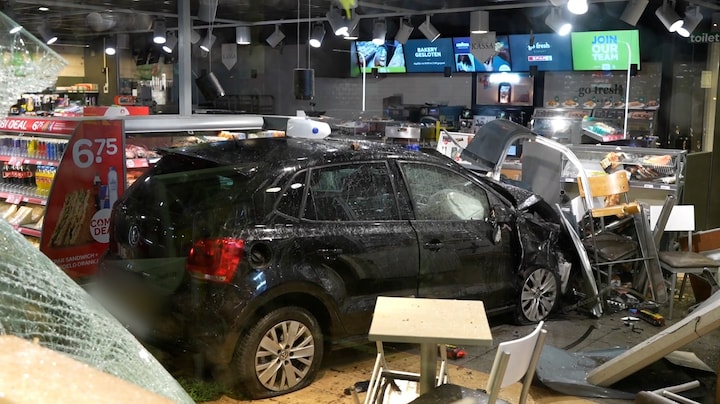 Auto rijdt tankstation binnen, ravage gigantisch