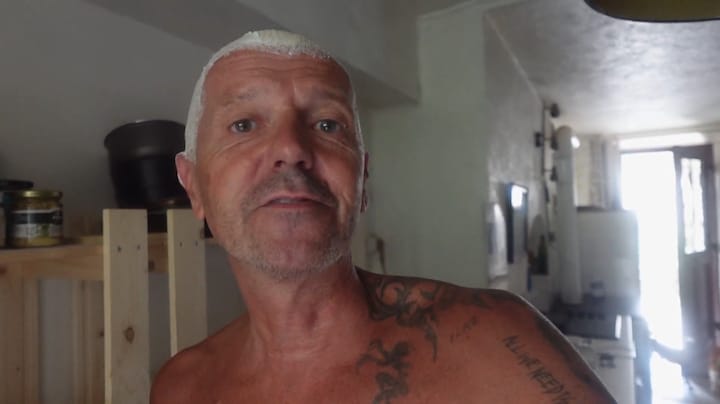 Antoinette en Alex aan hun lot overgelaten door afwezige loodgieter: 'Zou morgen komen'