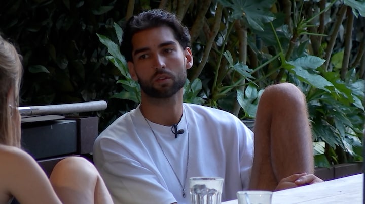 Ricky waarschuwt Anouk voor Diederik en de signalen die ze naar haar vriend geeft in De Bondgenoten