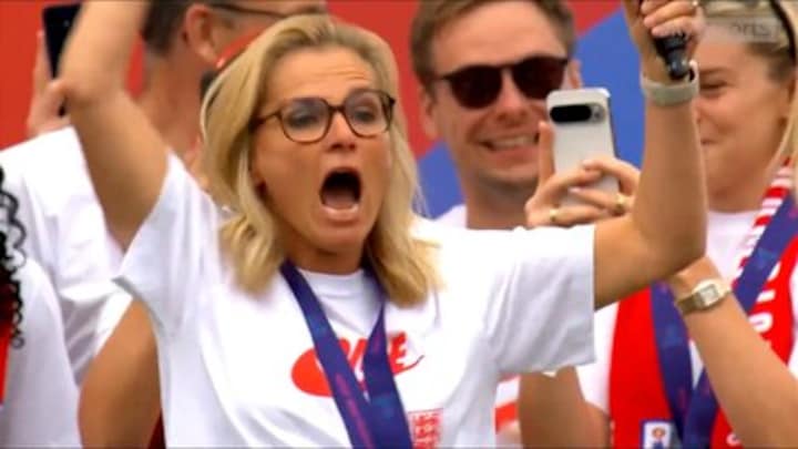 Sarina Wiegman gaat bij huldiging van haar Engelse elftal los op favoriete artiest, Burna Boy