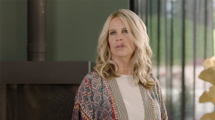 Sara voelt zich door iedereen verraden en flipt in Five Live