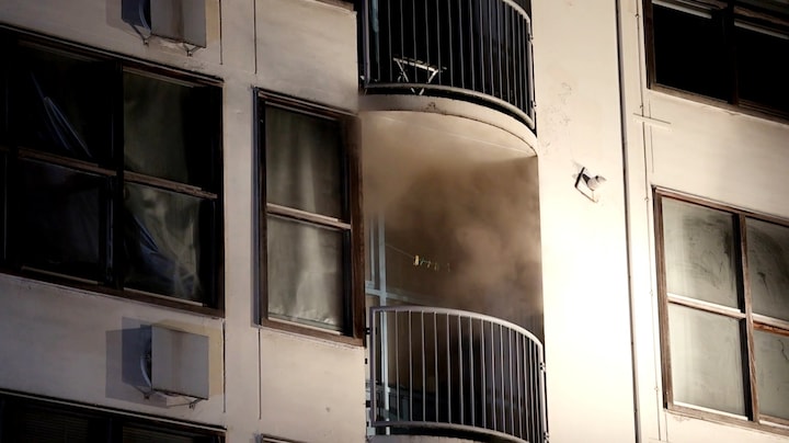 Grote brand Amsterdam: één dode, huizen onbewoonbaar