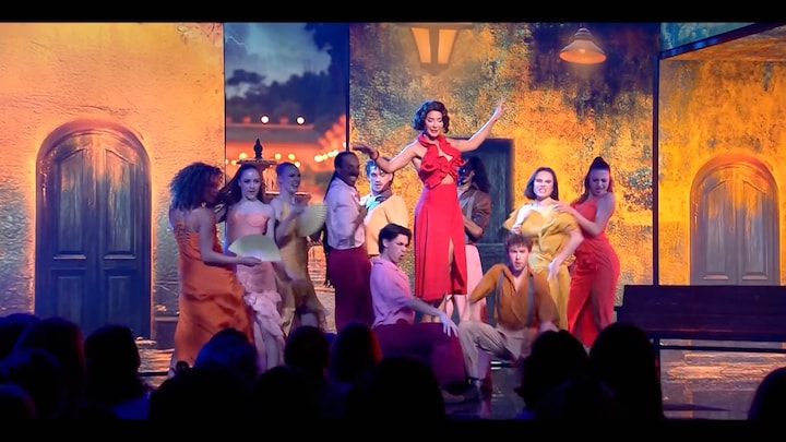 Janice Blok gooit charmes en moves in de strijd in zwaarste optreden tot nu toe uit Evita