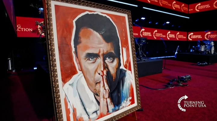 Tienduizenden Amerikanen bij elkaar gekomen voor rouwdienst Charlie Kirk